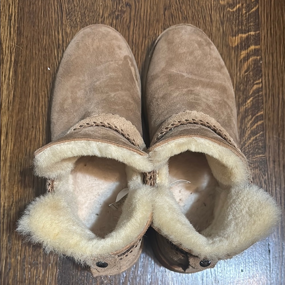 Cozy Tan Ugg Suede Boots with Fur Lining - Picture 3 of 4